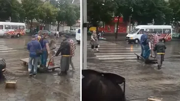 Ce idee genială de afaceri a avut un bucureștean. Trece oamenii strada inundată cu roaba. Câți lei cere pe drum