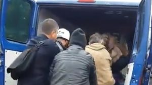VIDEO. Lovită pe trecerea de pietoni, o femeie din Filiaşi a murit după ce a fost dusă la spital cu duba