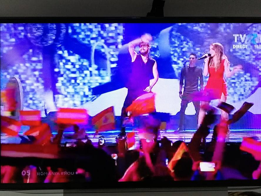 Alex Florea şi Ilinca, interpretând "Yodel It" în a doua semifinală Eurovision