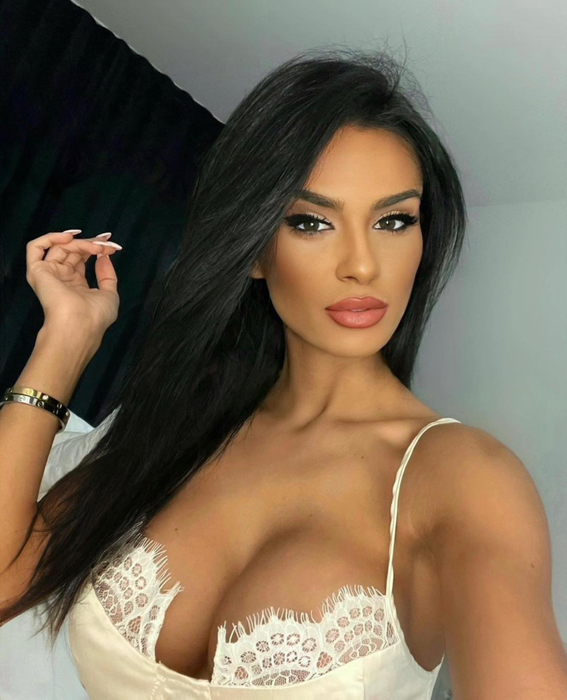Angela hipnotizează orice bărbat