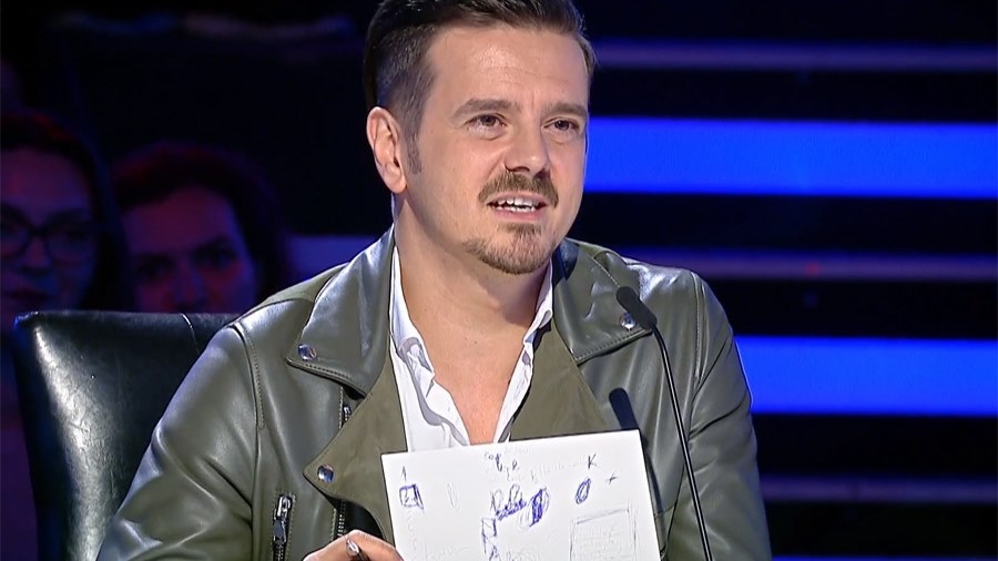 Am aflat ce scrie, de fapt, Mihai Petre pe foaia lui în timp ce jurizează Românii au Talent. Prima imagine cu hârtia juratului Pro TV