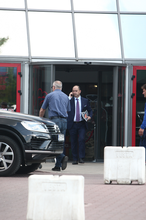 Comănescu iese din supermarket cu somonul file la subraţ