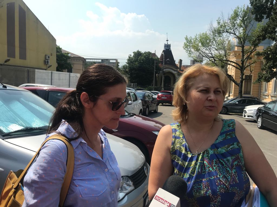 Ramona Săcărin (stânga) a venit însoțită de trei avocate la proces