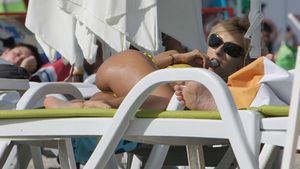 Andreea Balan, incredibil de sexy la mare. Şi-a aranjat slipul sub ochii unui amic, după care a luat strugurelul şi...
