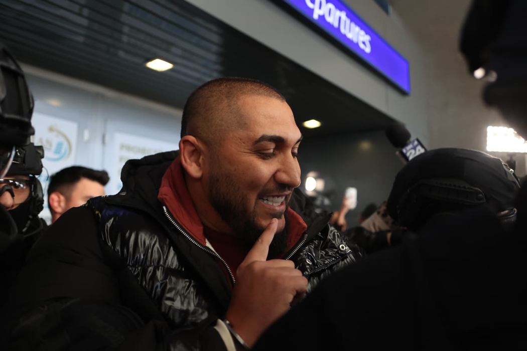Dani Mocanu și Nando, aduși în cătușe la București! Primele imagini cu manelistul și fratele lui, de pe aeroportul Otopeni