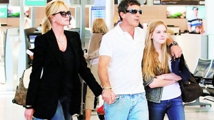 Toata lumea ii da divortati pe Melanie si Banderas, dar ei se inteleg de minune. Happy Family!