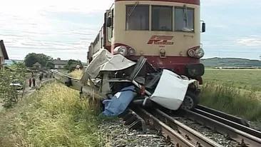 Patru persoane, între care doi copii, rănite după ce mașina în care erau a fost lovită de tren
