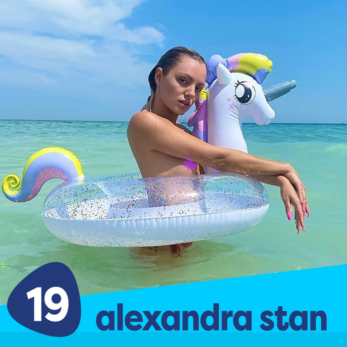 Alexandra Stan, sexy și jucăușă la plajă