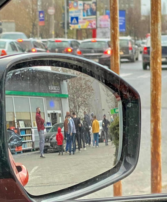 Oamenii s-a înghesuit la benzinării înainte de ora 20.00 ( foto Facebook Cristian Botez)