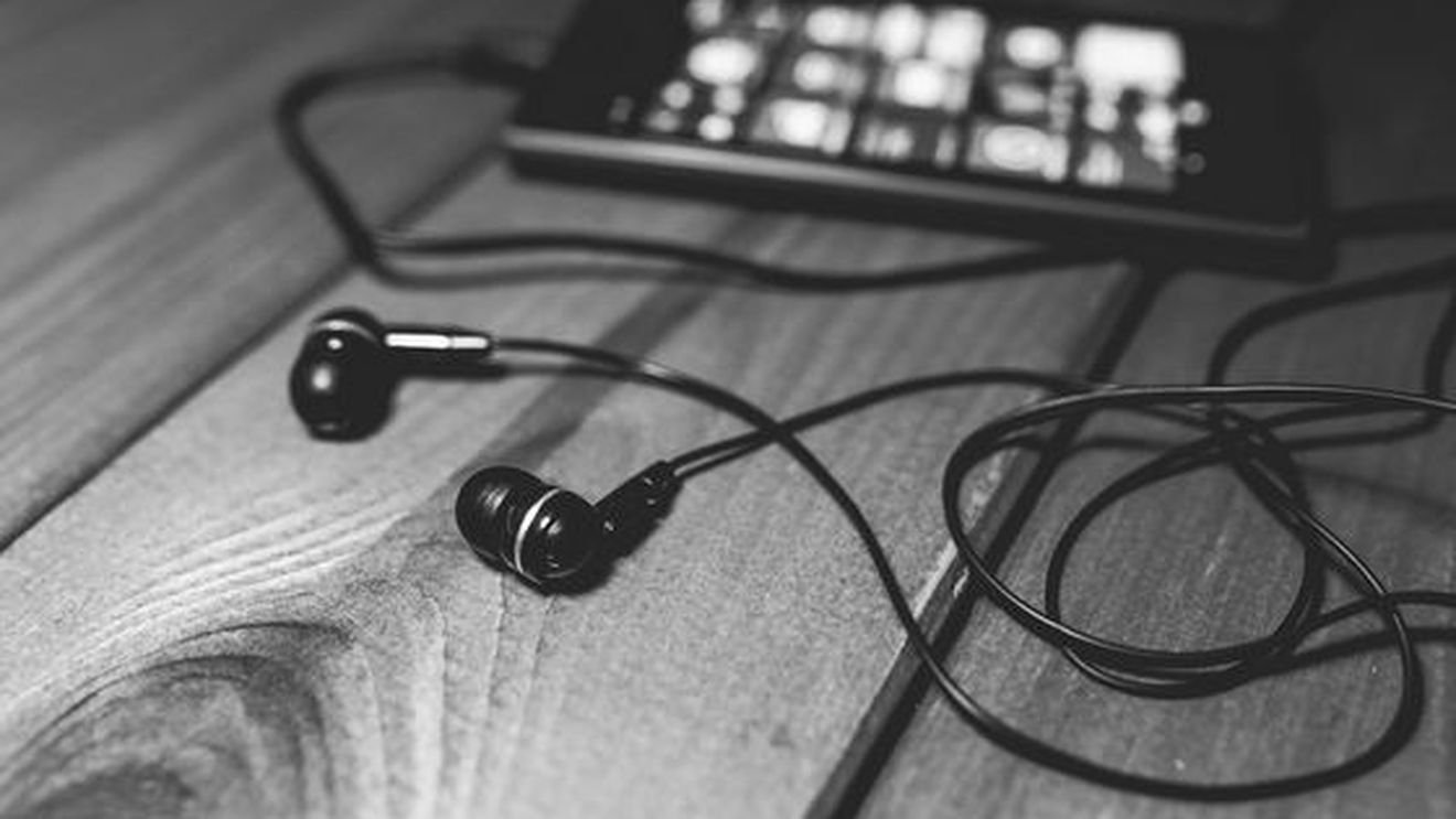 A murit după ce a adormit cu căştile, de la telefonul conectat la priză, în urechi! Avea doar 16 ani