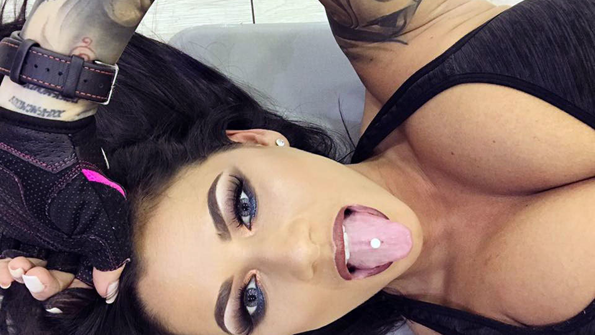 Roxana Vancea nu se mai satură de tatuaje. A fost la un salon şi şi-a desenat pe mână un...