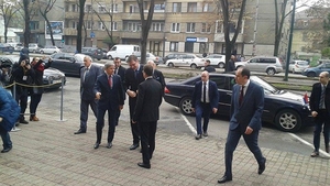 CIOLOŞ şi premierul sârb au stat la semafor deşi se oprise circulaţia! Cum au aşteptat culoarea verde ca oamenii de rând