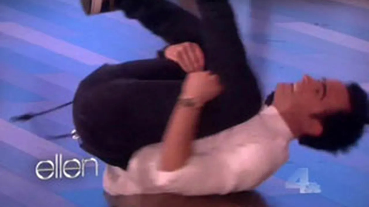 Ia uite cum se rupe in figuri de breakdance iubitul lui Jennifer Aniston!