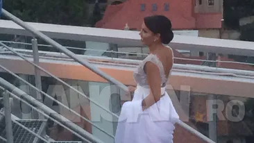 Avem primele imagini cu Mantea mireasă! A imbrăcat rochia in sfârşit!