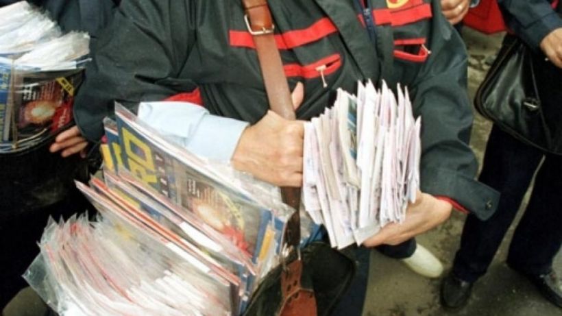 Ce salariu are, de fapt, un poștaș și câți bani poate face din restul lăsat de bătrâni