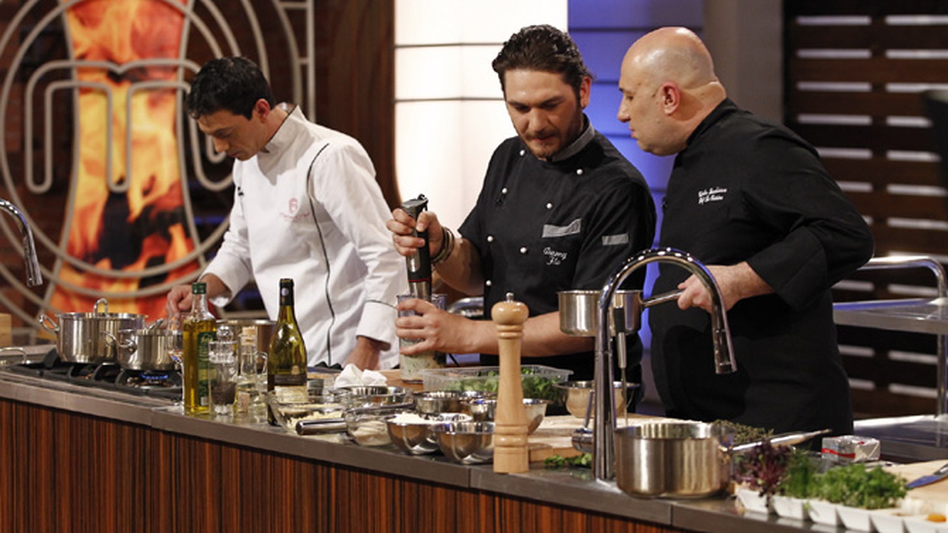 Cei trei jurati de la "MasterChef" trec la treaba! Vor gati in fata concurentilor!