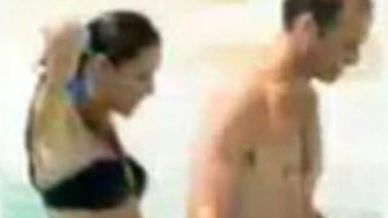 VIDEO Mai ceva ca un fotomodel! Kate Middleton arata incredibil in costum de baie! Vezi aici primele fotografii din luna de miere a Ducesei de Cambridge!