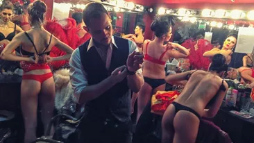 Anthony Icuagu, asaltat de un grup de fete! Vezi cum a reusit sa iasa artistul din incurcatura!