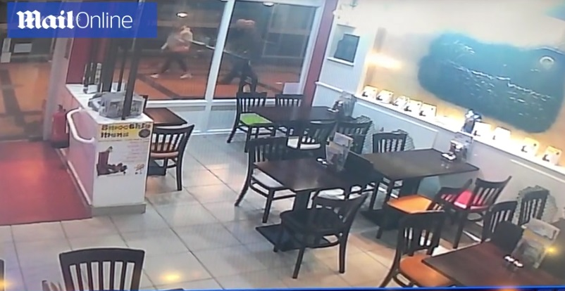 Au apărut noi imagini cu fostul spion rus și fiica lui, care au fost otrăviți. Cine era împreună cu ei cu câteva minute înainte să se prăbușească din cauza substanței ingerate
