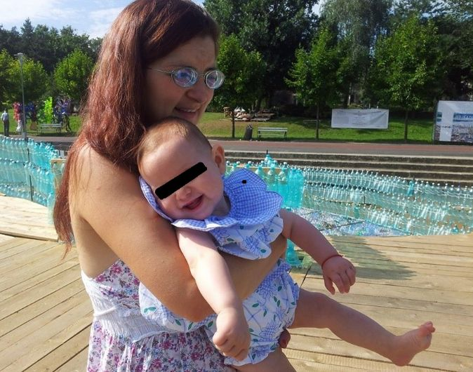 Eliza, fetița înecată în cadă de propria mamă, condusă pe ultimul drum! Tatăl micuței, împietrit de durere la căpătâiul ei