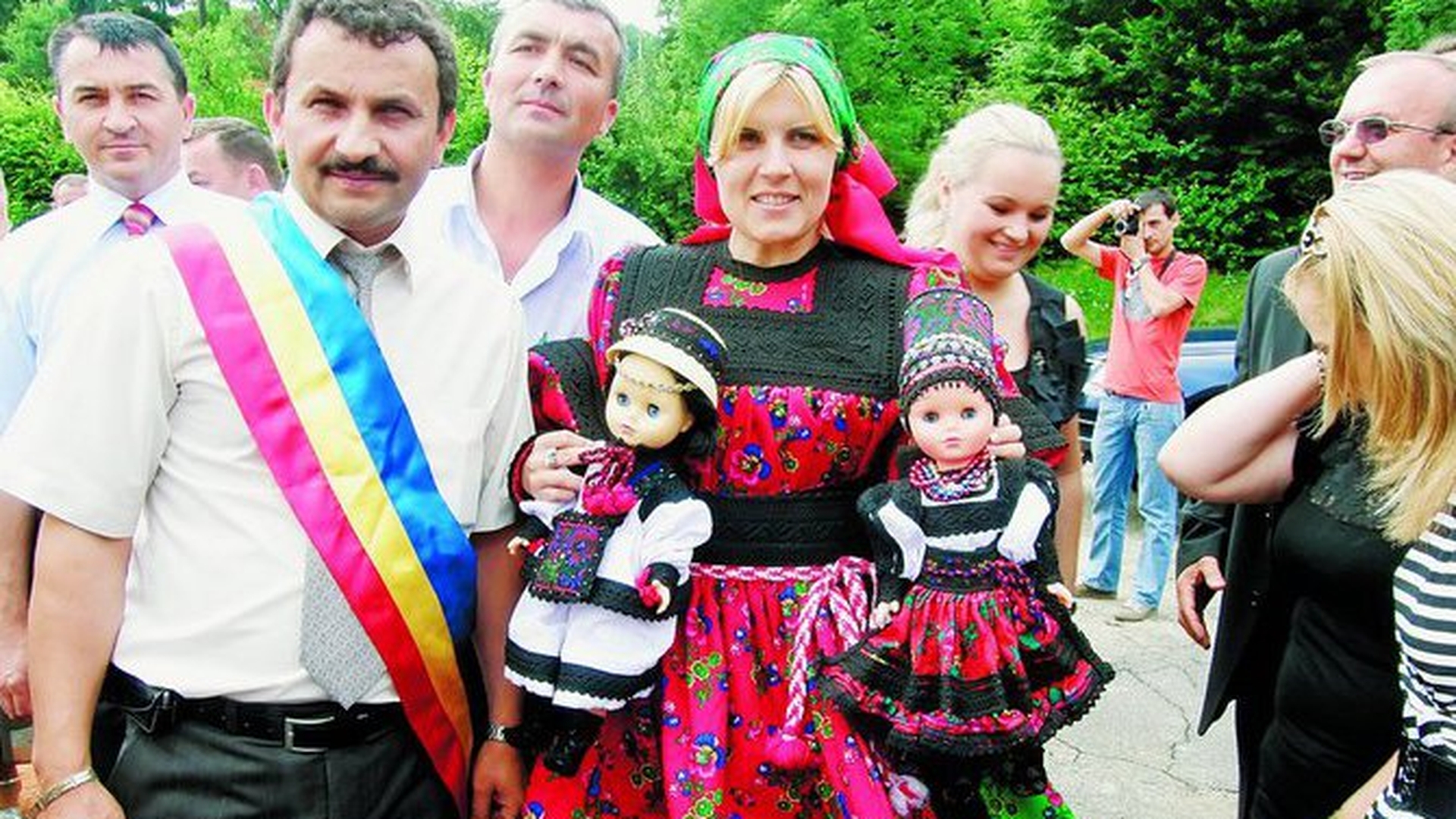 S-a imbracat ca o papusa de Oas