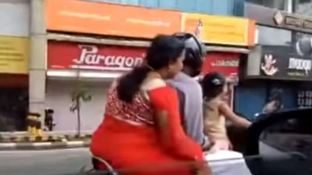 O fetiță de cinci ani a fost surprinsă conducând un scuter pe un drum public