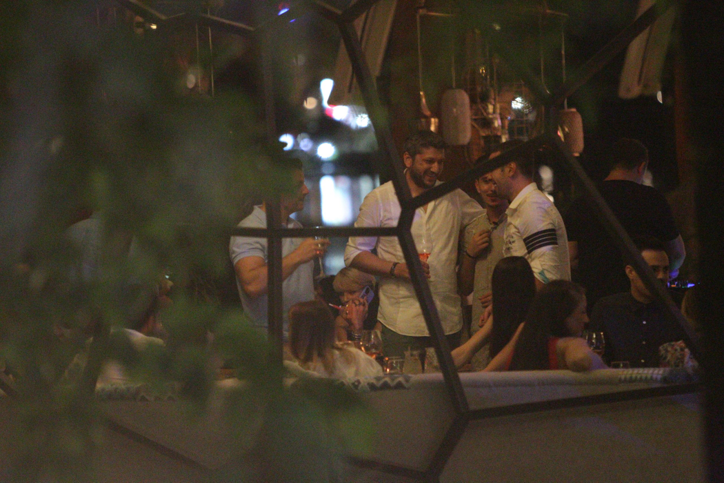 Giulia Anghelescu și Vlad Huidu au ieșit, alături de prieteni, la un restaurant din Herăstrău