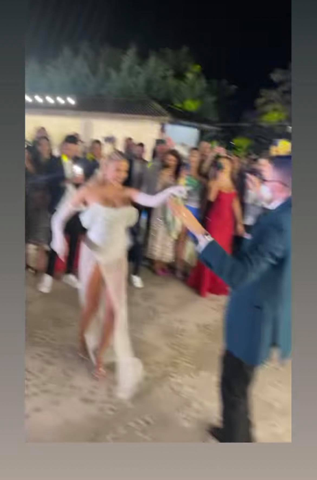 Emily Burghelea, ţinută bizară la nuntă. Cum a apărut blondina în toiul petrecerii