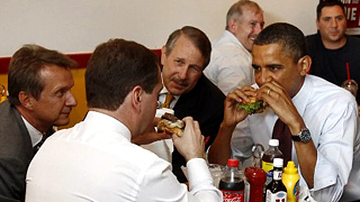 Barack Obama si Dmitri Medvedev au mancat hamburgeri impreuna!