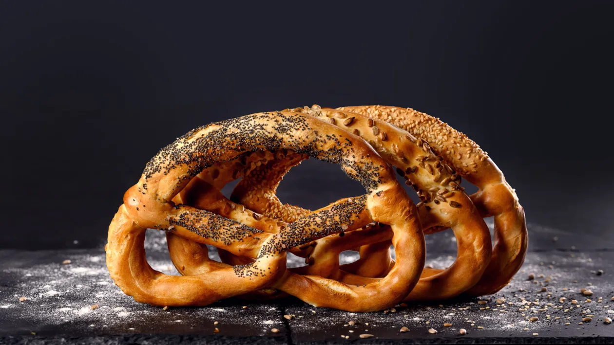 Pericolul la care te expui dacă mănânci covrigi. Analizele de la laborator scot la suprafață detalii importante