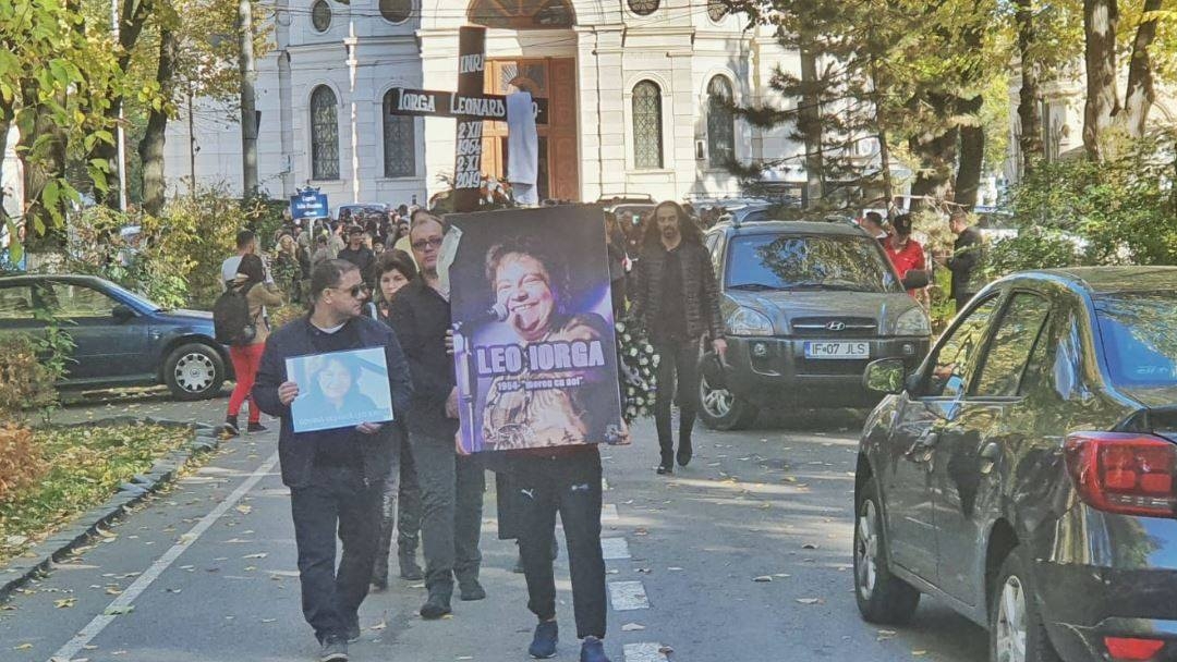 Mesajele scrise pe coroanele depuse la căpătâiul lui Leo Iorga, de către membrii trupelor Compact și Bere Gratis