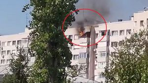 Incendiu violent în Capitală. Pompierii intervin de urgență! VIDEO