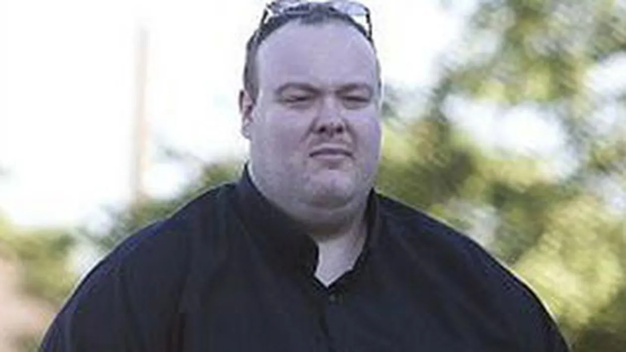 Prea gras ca sa decoleze avionul cu el la bord! L-au dat jos si l-au pus sa plateasca doua bilete