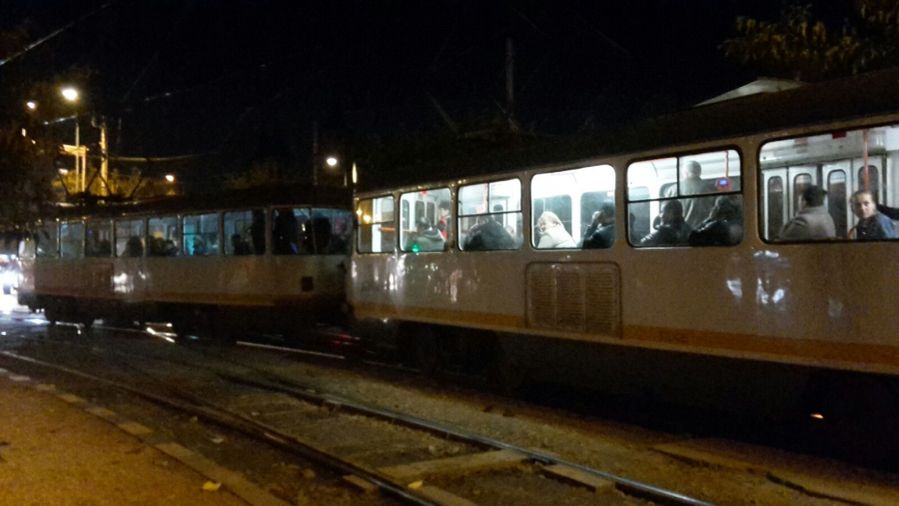 Autoritățile sunt în alertă! O tânără a găsit un pistol într-un tramvai
