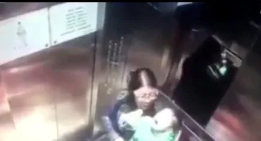 VIDEO. Bonă care a lovit cu bestialitate un bebeluş, filmată în lift. Părinţii au dat-o pe mâna Poliţiei!