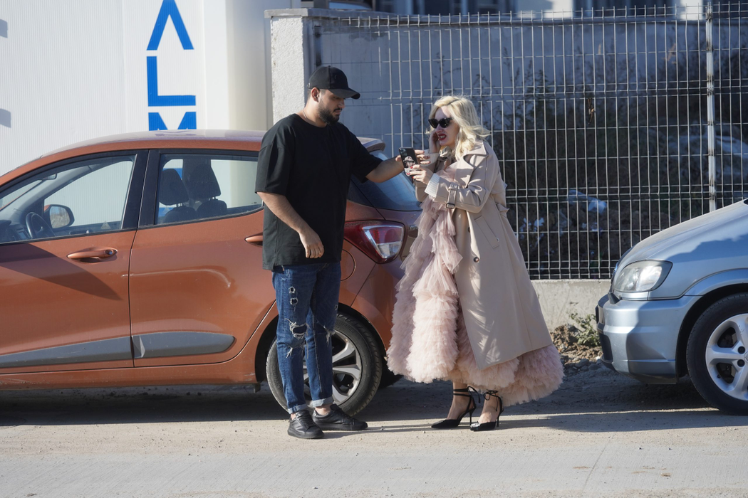 Ana Morodan a apărut pe stradă într-o extravagantă rochie roz, cu multe volane
