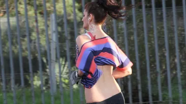 A intors toate privirile barbatilor pe strada. Uite ce echipament si-a ales pentru jogging