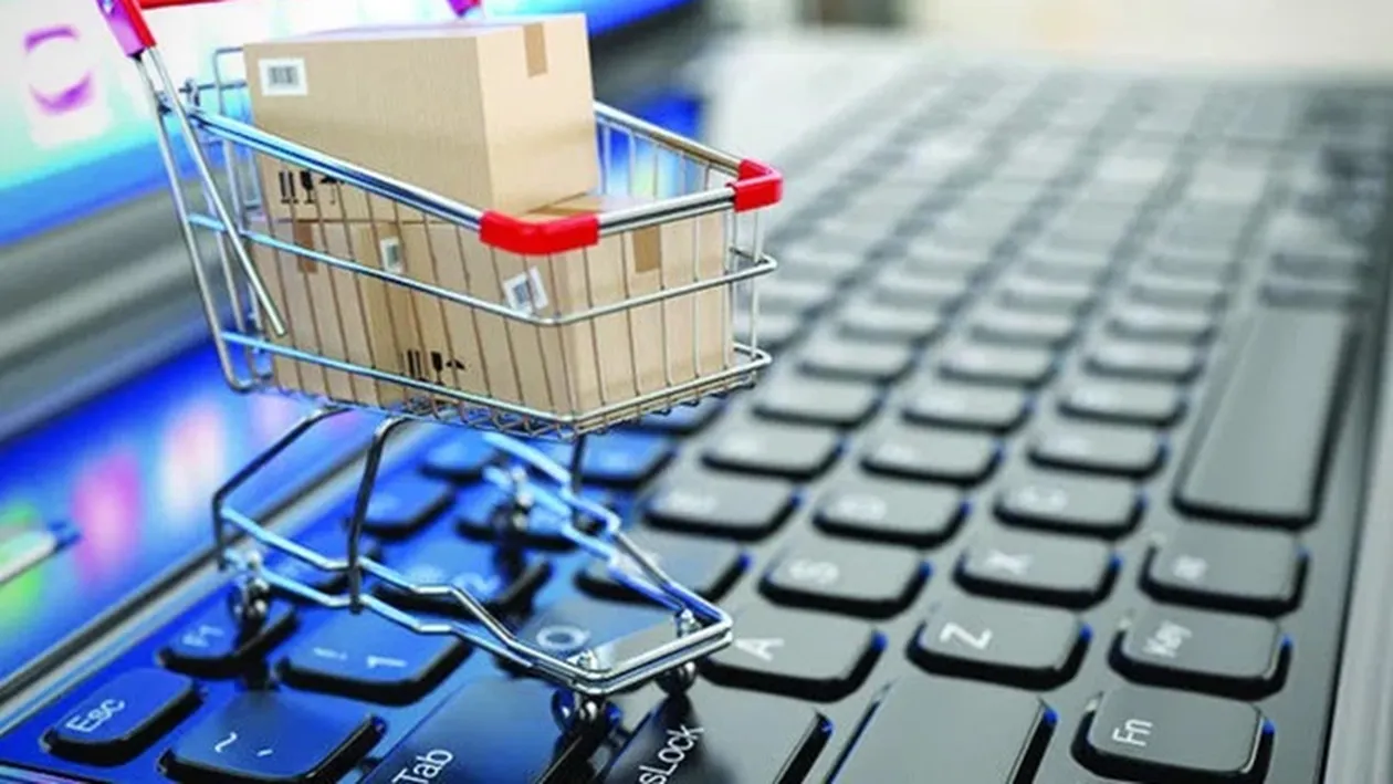 Țeapă de zile mari pentru o femeie din Iași. Și-a comandat haine online și a rămas șocată când a deschis coletul