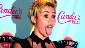 Miley Cyrus a pozat topless pentru Rolling Stone! După asta şi-a şocat fanii cu un tatuaj! Vezi ce şi-a putut face la tălpi