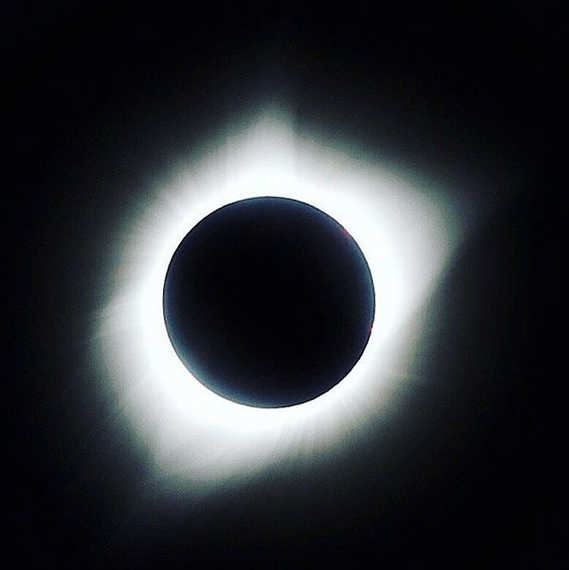 Eclipsă totală de Soare, imagini incredibile! Vedetele nu au ratat momentul rar
