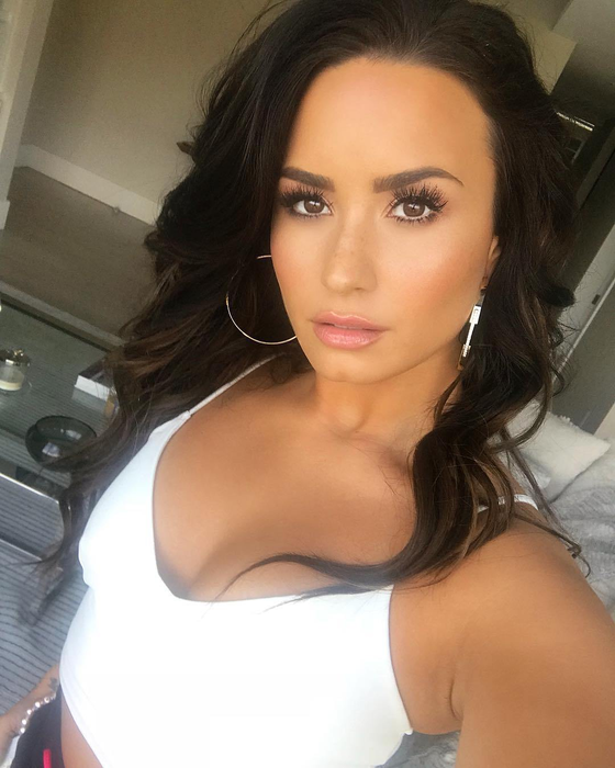 Demi Lovato, spitalizată! Cântăreața a fost găsită inconștientă în casă în urma unei supradoze