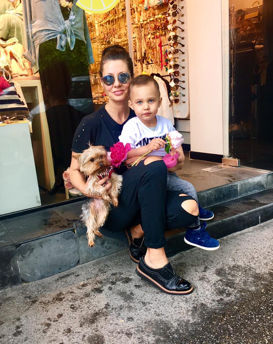 Denise Iacobescu îşi alege ţinutele cu ajutorul nepoţilor, Maya şi Dominic.