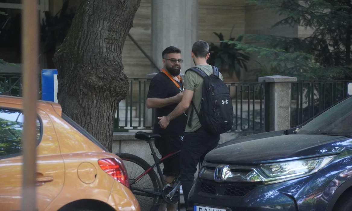 Edi Stancu s-a întâlnit cu un prieten (Foto: CANCAN.RO)