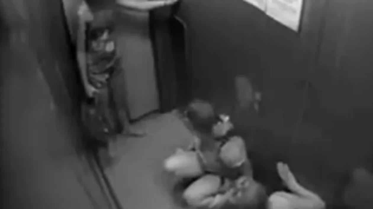 VIDEO Doua adolescente din Rusia au devenit celebre dupa ce au urinat in lift