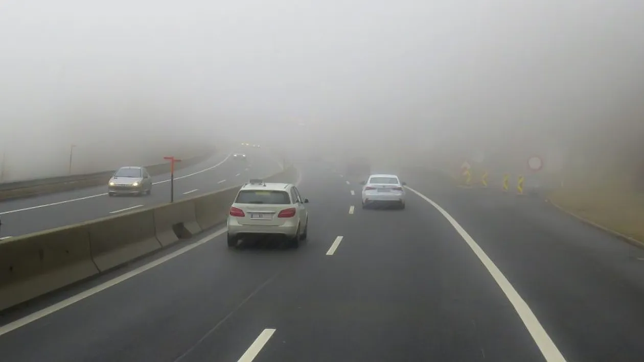 Cod galben de ceață în 11 județe. Vizibilitate sub 50 de metri pe mai multe artere rutiere