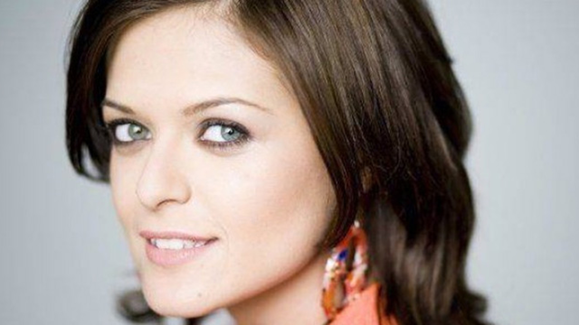 Raluca Lăzăruţ n-are de gând să se mărite, dar ar accepta o cerere in căsătorie cu o singură condiţie. Vezi care