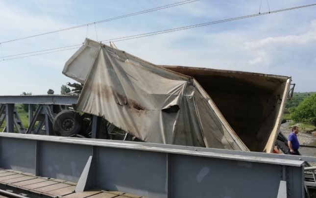 Accident pe calea ferată în județul Bacău. Locomotiva și un vagon al unui tren de persoane au deraiat, după impactul cu un camion