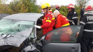 Accident în Bacău, între o mașină și un microbuz. 16 persoane la spital