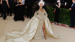 Cardi B și-a șocat fanii în noul videoclip. Artista a purtat sandale cu 75.000 de cristale Swarovski