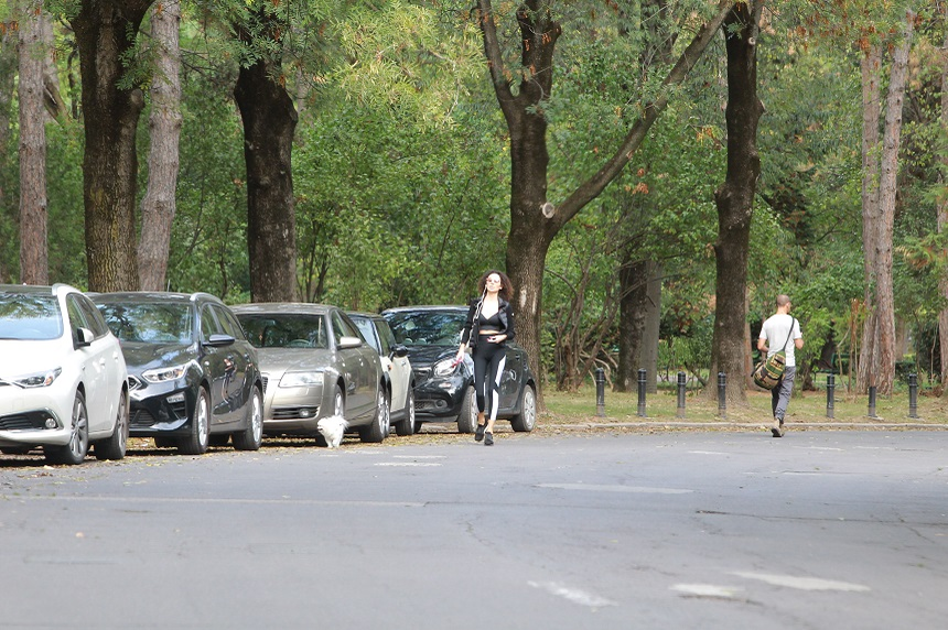 Alice Constantinică, sexy la o plimbare în parc
